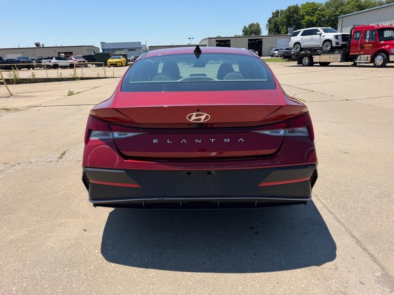 Hyundai Elantra Vehicle Full-screen Gallery Image 4