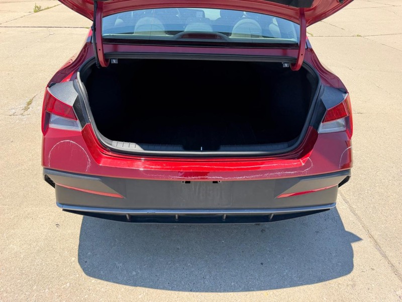Hyundai Elantra Vehicle Full-screen Gallery Image 5