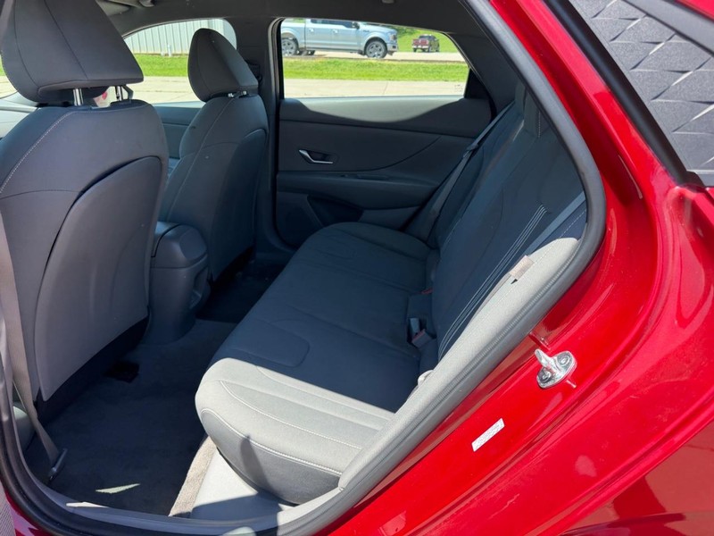 Hyundai Elantra Vehicle Full-screen Gallery Image 7