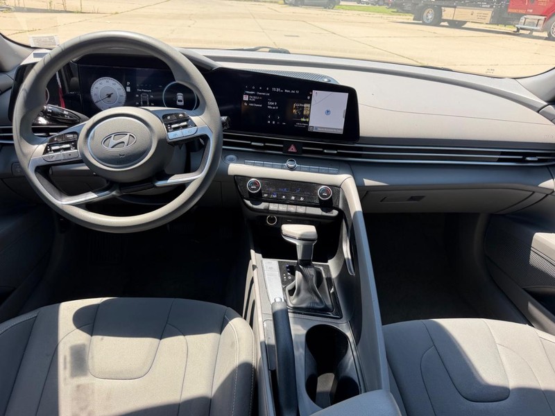 Hyundai Elantra Vehicle Full-screen Gallery Image 8
