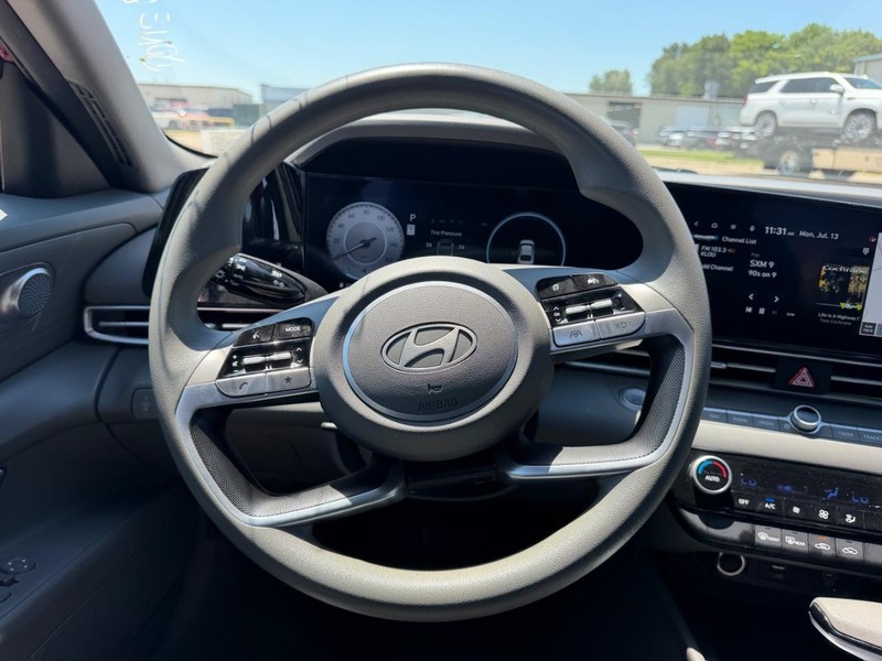 Hyundai Elantra Vehicle Full-screen Gallery Image 9