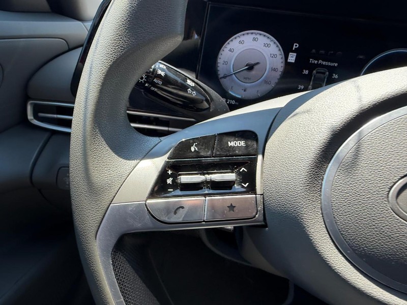 Hyundai Elantra Vehicle Full-screen Gallery Image 10