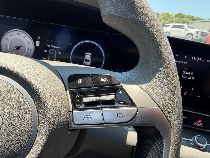 Hyundai Elantra Vehicle Full-screen Gallery Image 11