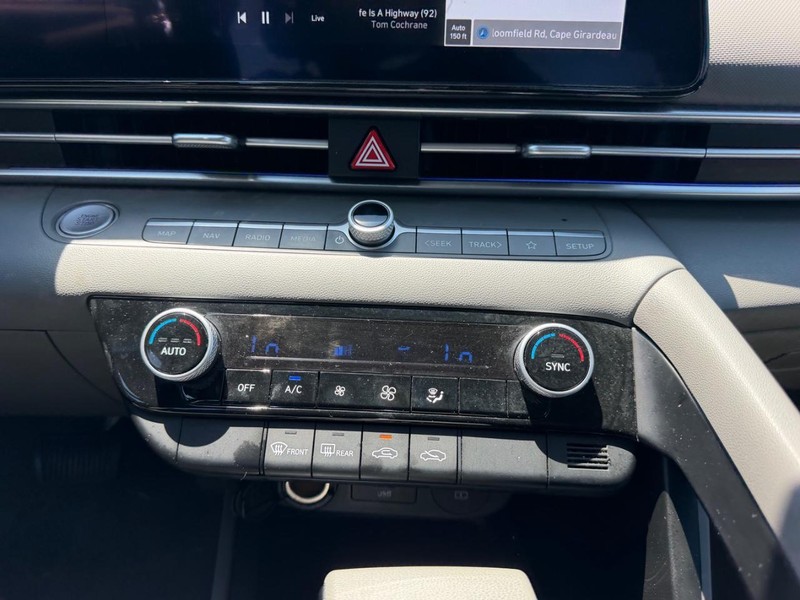 Hyundai Elantra Vehicle Full-screen Gallery Image 13