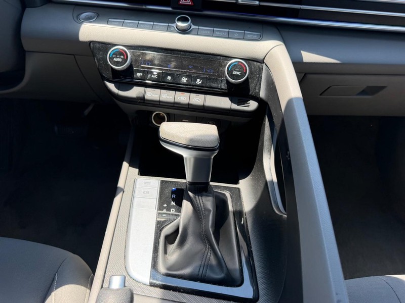 Hyundai Elantra Vehicle Full-screen Gallery Image 14