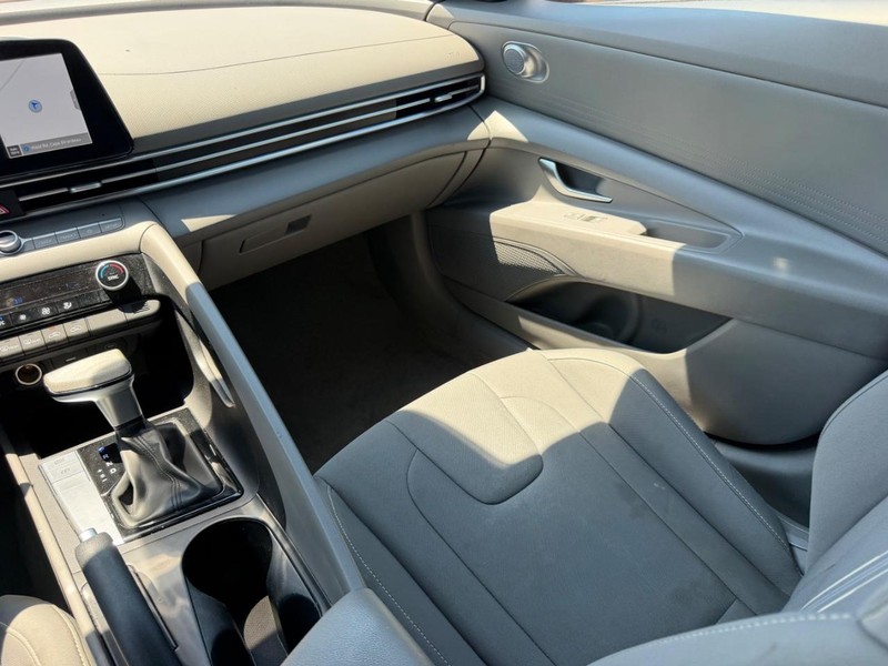 Hyundai Elantra Vehicle Full-screen Gallery Image 15