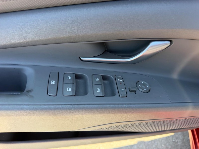 Hyundai Elantra Vehicle Full-screen Gallery Image 16
