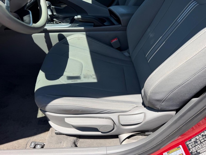 Hyundai Elantra Vehicle Full-screen Gallery Image 17