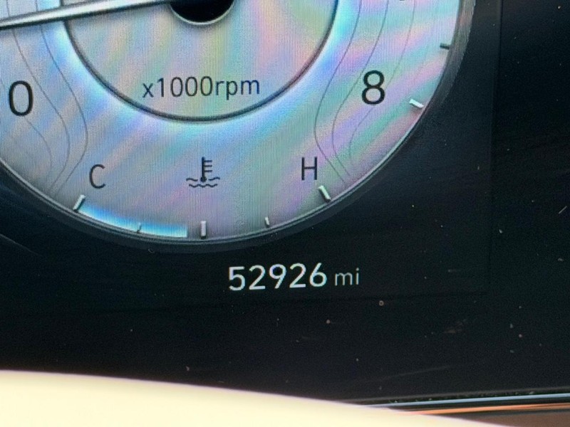 Hyundai Elantra Vehicle Full-screen Gallery Image 18
