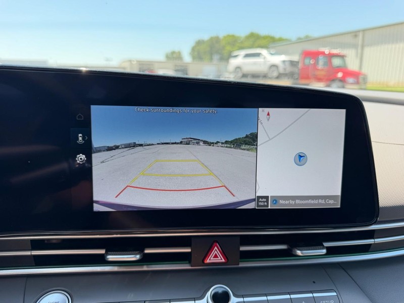 Hyundai Elantra Vehicle Full-screen Gallery Image 19
