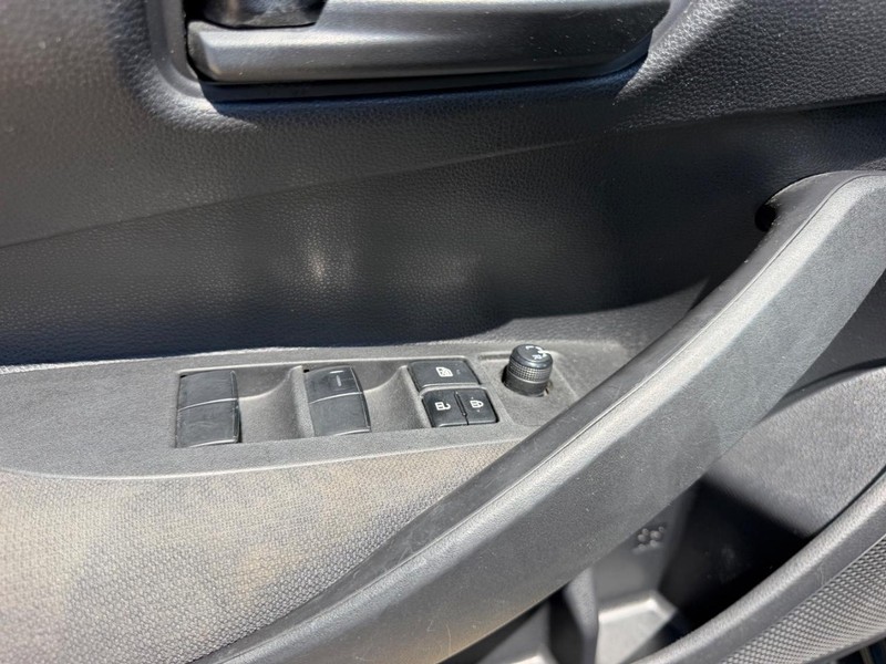 Toyota Corolla Vehicle Full-screen Gallery Image 15