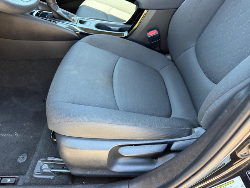 Toyota Corolla Vehicle Full-screen Gallery Image 16