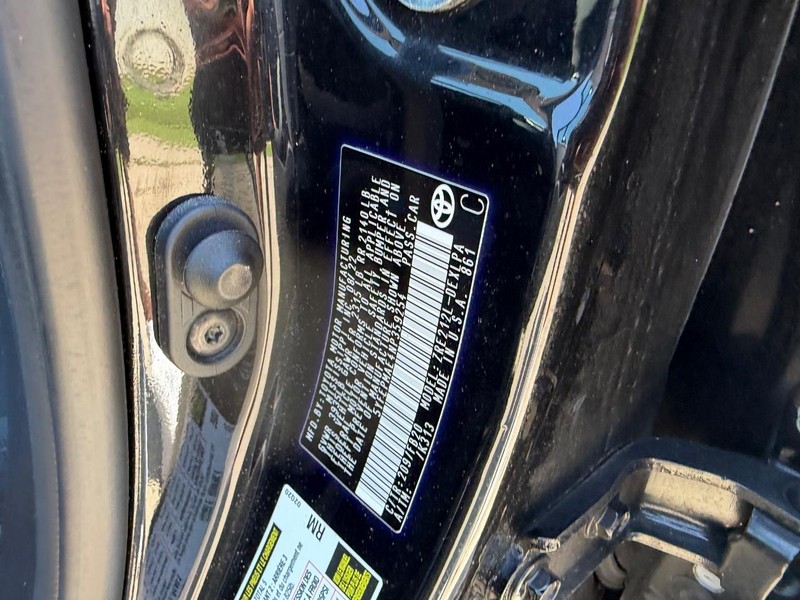 Toyota Corolla Vehicle Full-screen Gallery Image 19