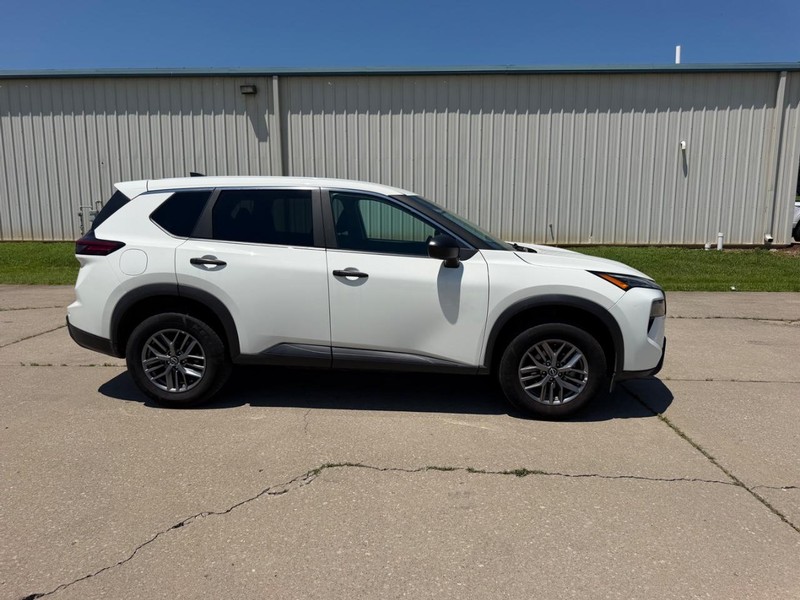 Nissan Rogue Vehicle Full-screen Gallery Image 2