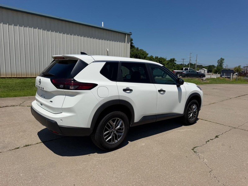 Nissan Rogue Vehicle Full-screen Gallery Image 3