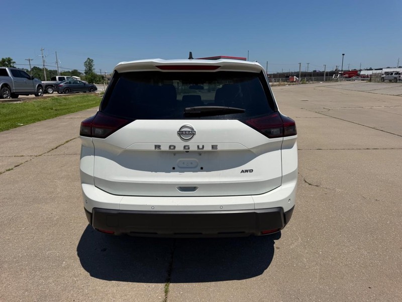 Nissan Rogue Vehicle Full-screen Gallery Image 4