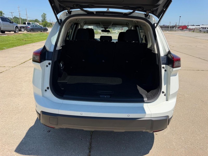 Nissan Rogue Vehicle Full-screen Gallery Image 5