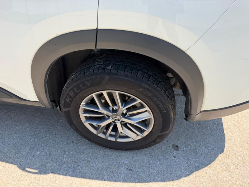 Nissan Rogue Vehicle Full-screen Gallery Image 6