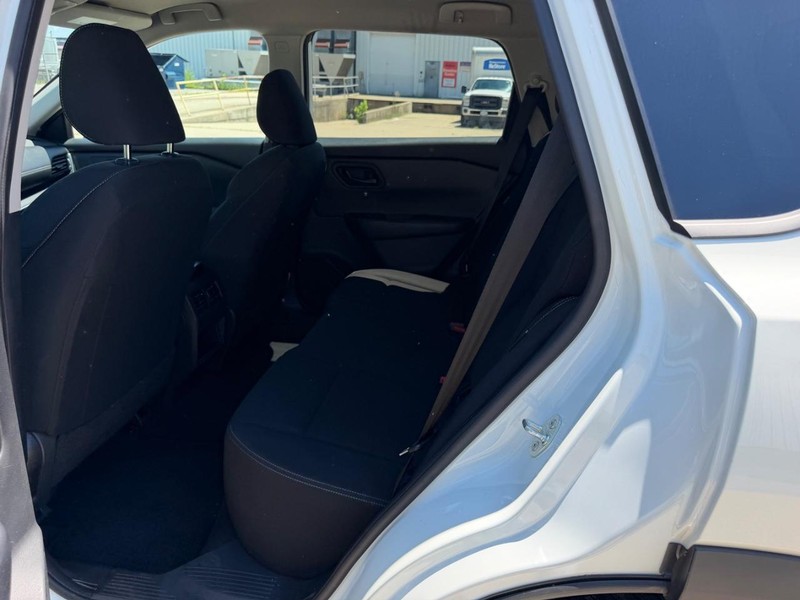 Nissan Rogue Vehicle Full-screen Gallery Image 7