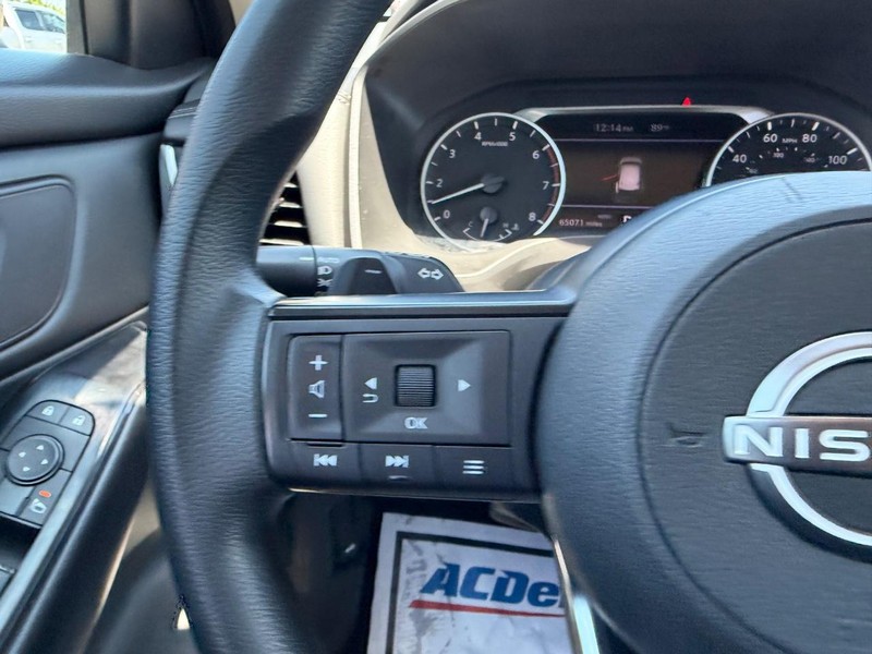 Nissan Rogue Vehicle Full-screen Gallery Image 10