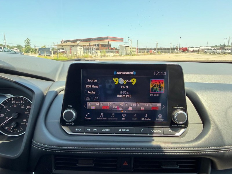 Nissan Rogue Vehicle Full-screen Gallery Image 12