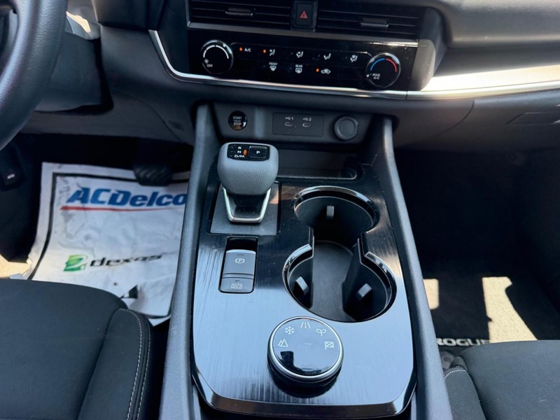 Nissan Rogue Vehicle Full-screen Gallery Image 14
