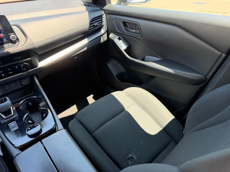 Nissan Rogue Vehicle Full-screen Gallery Image 15