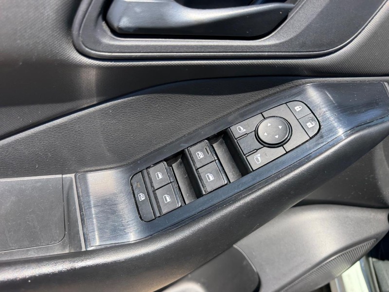 Nissan Rogue Vehicle Full-screen Gallery Image 16
