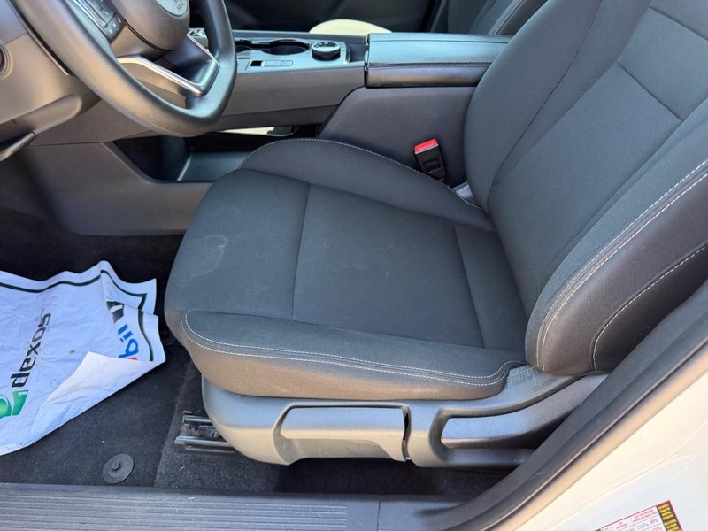 Nissan Rogue Vehicle Full-screen Gallery Image 17