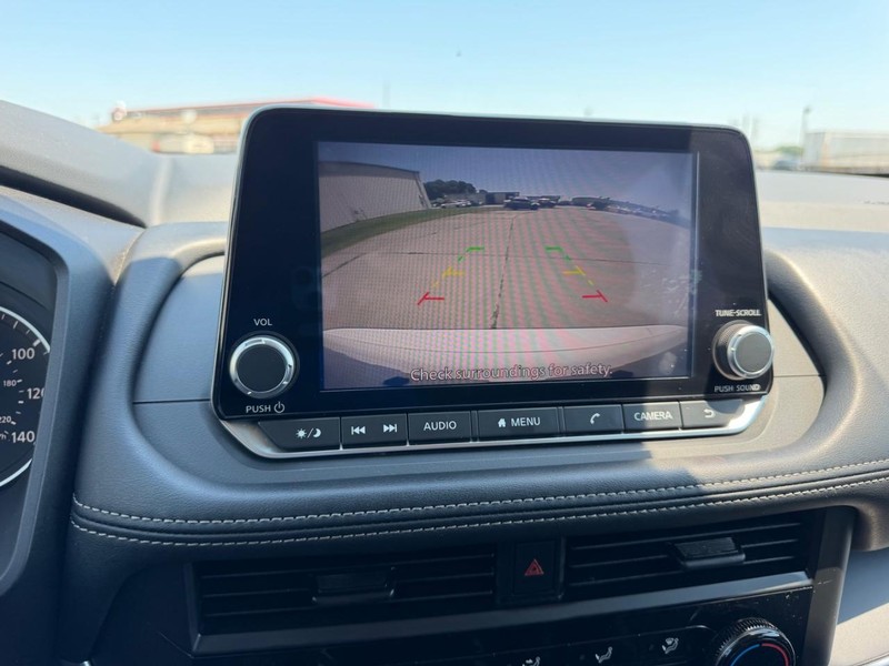 Nissan Rogue Vehicle Full-screen Gallery Image 18