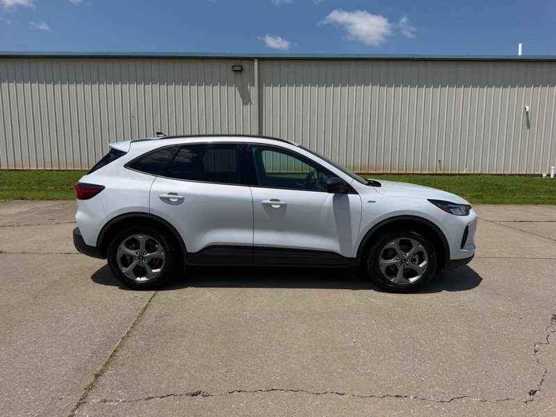 Ford Escape Vehicle Full-screen Gallery Image 2