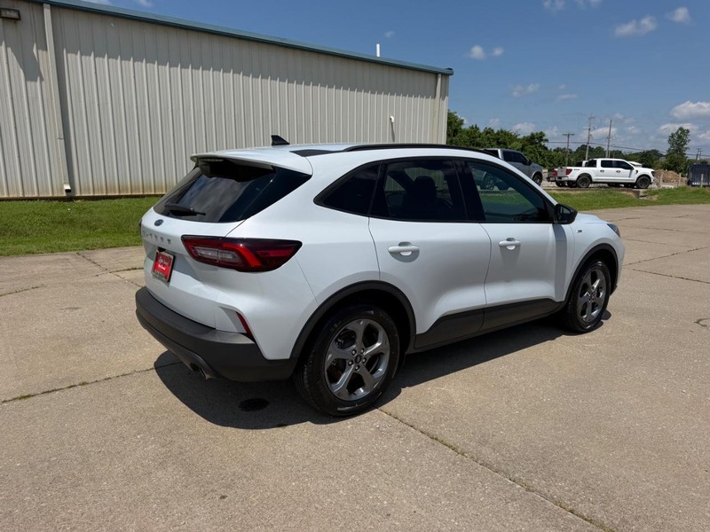 Ford Escape Vehicle Full-screen Gallery Image 3