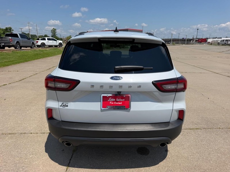 Ford Escape Vehicle Full-screen Gallery Image 4