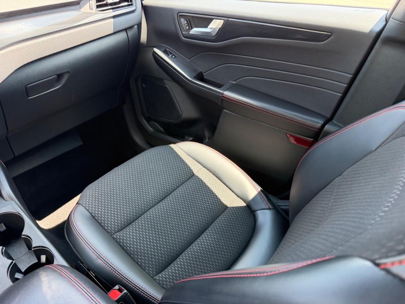 Ford Escape Vehicle Full-screen Gallery Image 15