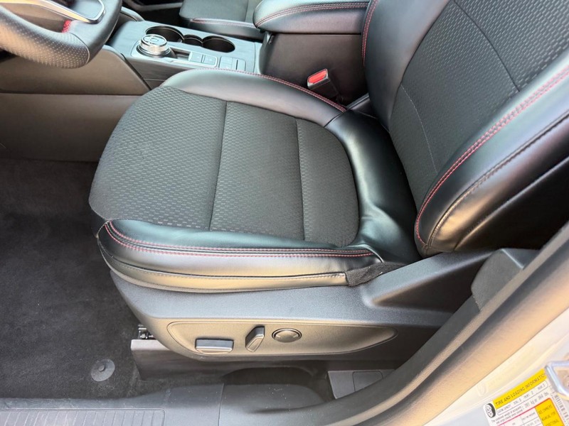 Ford Escape Vehicle Full-screen Gallery Image 17