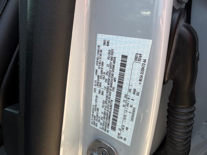 Ford Escape Vehicle Full-screen Gallery Image 20