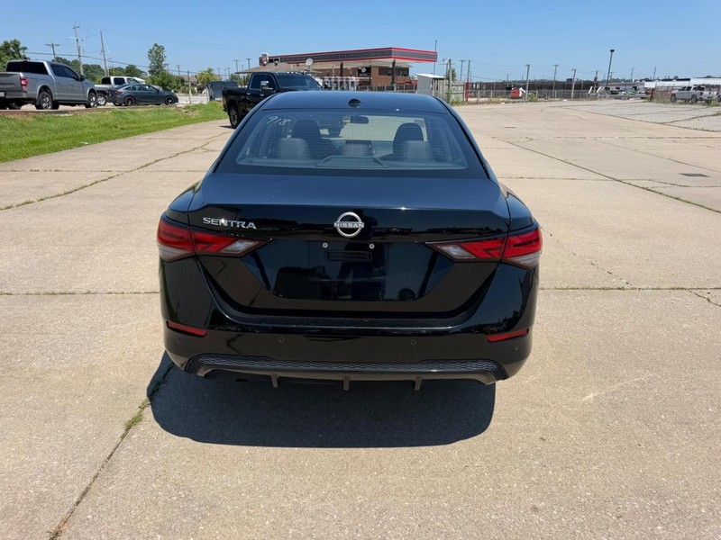 Nissan Sentra Vehicle Full-screen Gallery Image 4
