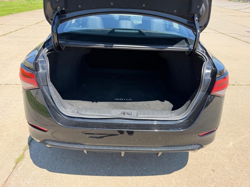 Nissan Sentra Vehicle Full-screen Gallery Image 5