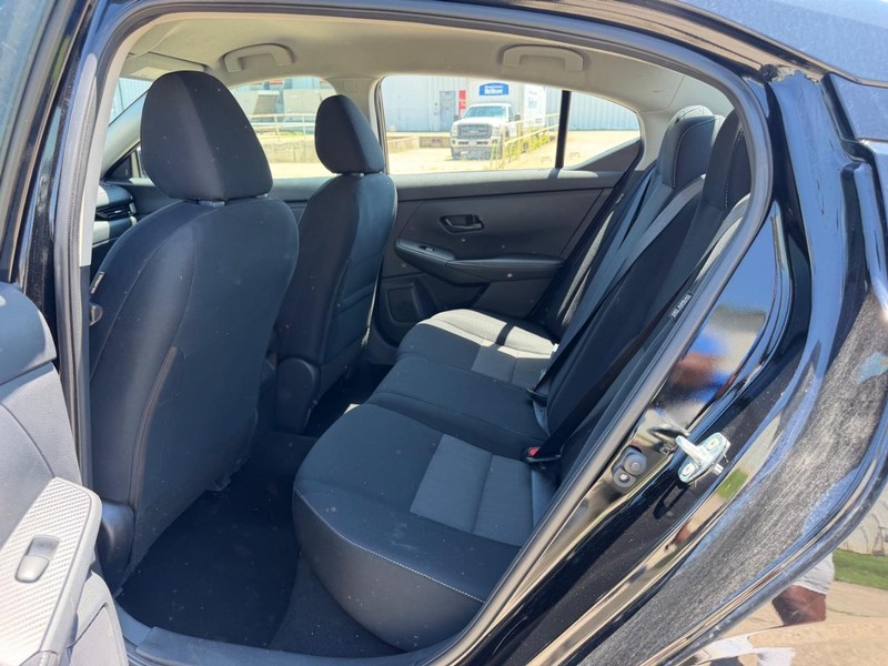 Nissan Sentra Vehicle Full-screen Gallery Image 7