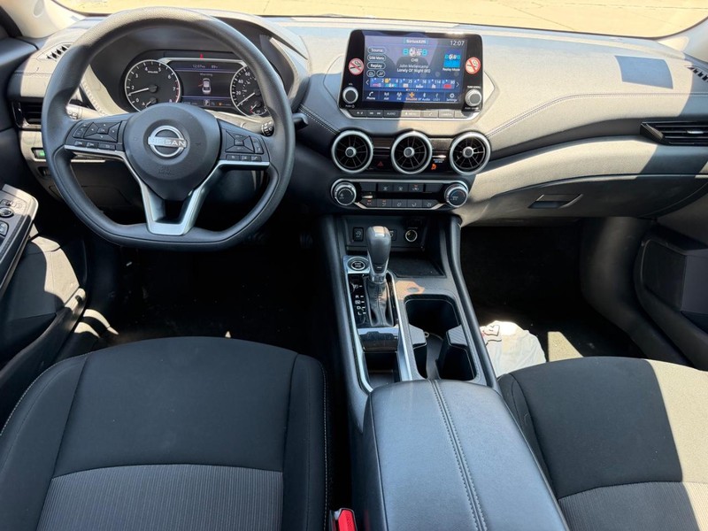Nissan Sentra Vehicle Full-screen Gallery Image 8