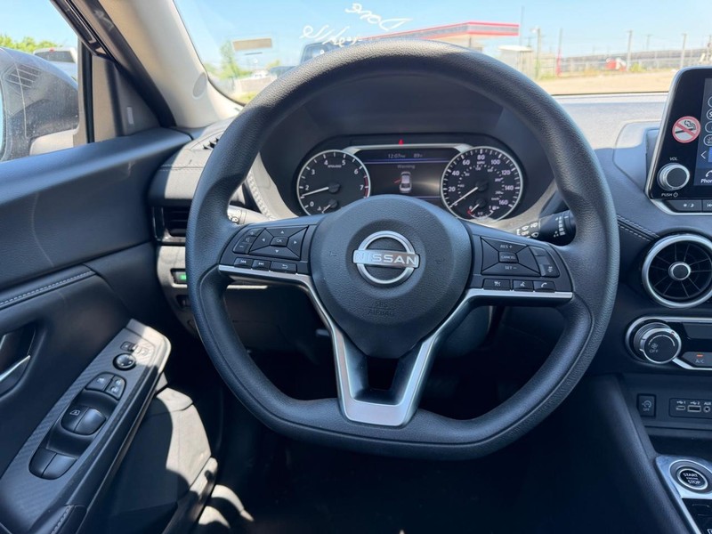 Nissan Sentra Vehicle Full-screen Gallery Image 9