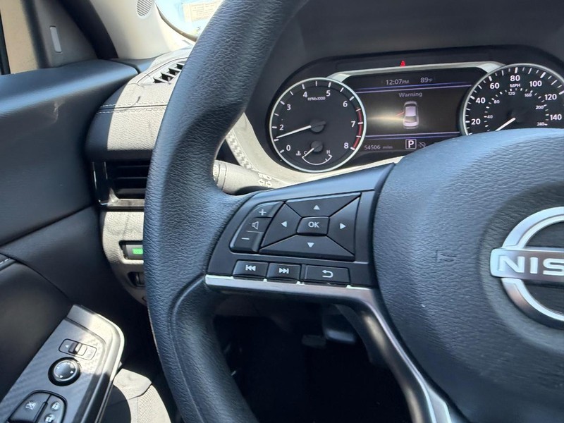 Nissan Sentra Vehicle Full-screen Gallery Image 10