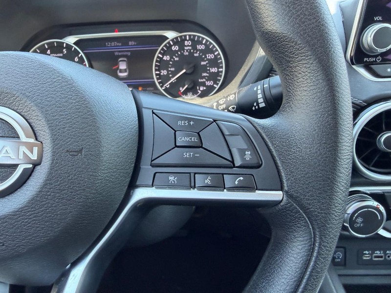 Nissan Sentra Vehicle Full-screen Gallery Image 11