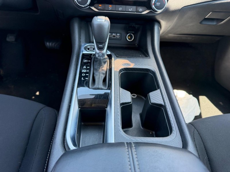Nissan Sentra Vehicle Full-screen Gallery Image 14