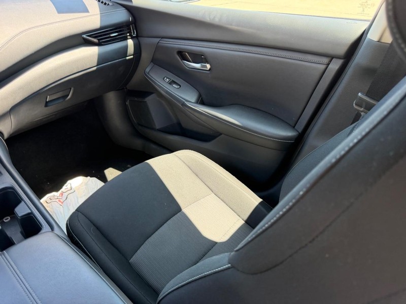 Nissan Sentra Vehicle Full-screen Gallery Image 15