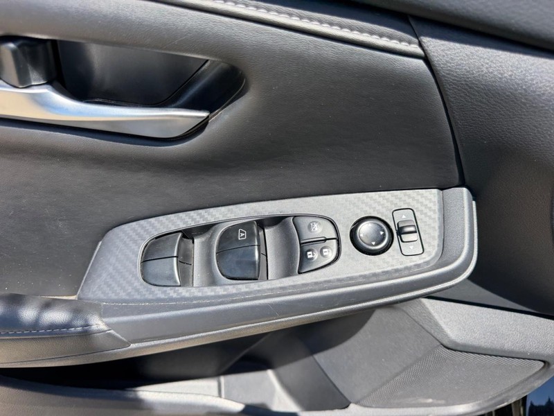 Nissan Sentra Vehicle Full-screen Gallery Image 16