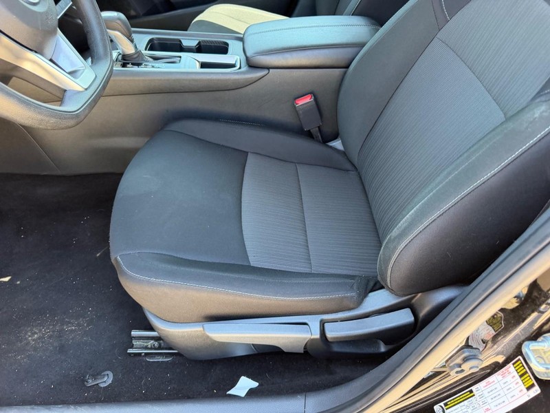 Nissan Sentra Vehicle Full-screen Gallery Image 17