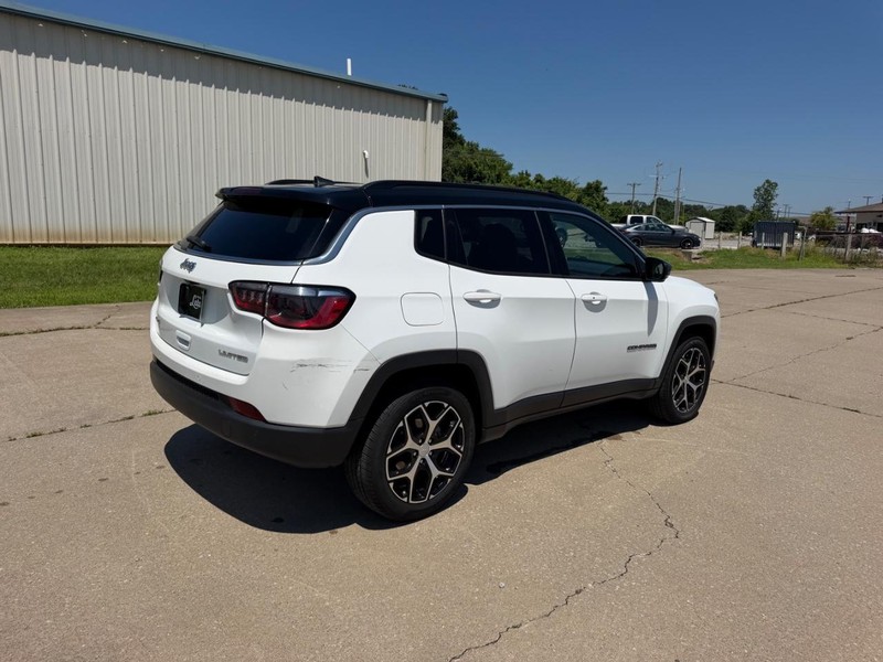 Jeep Compass Vehicle Full-screen Gallery Image 3