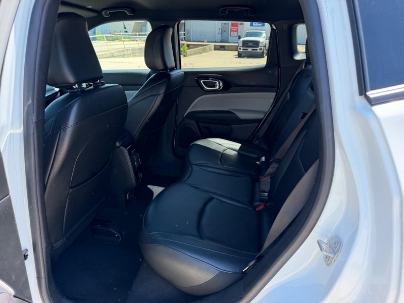 Jeep Compass Vehicle Full-screen Gallery Image 7