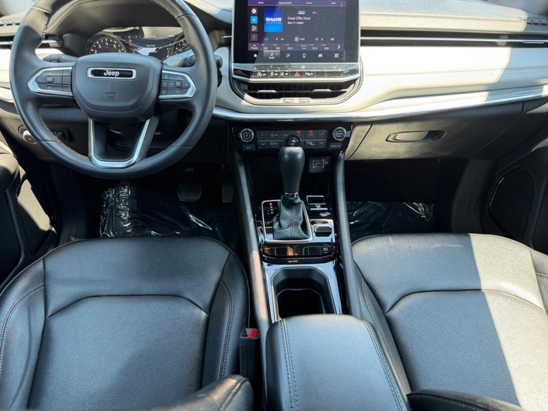 Jeep Compass Vehicle Full-screen Gallery Image 8